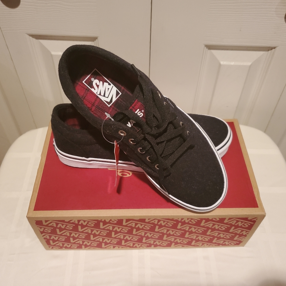 Sneakers - Picture 2 of 5